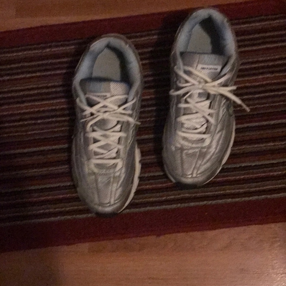 Women 9.5 Nike Sneakers, Not a smoke free house